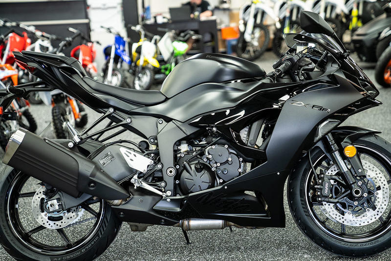 2024 Kawasaki Ninja® ZX™-6R Metallic Flat Spark Black/Ebony