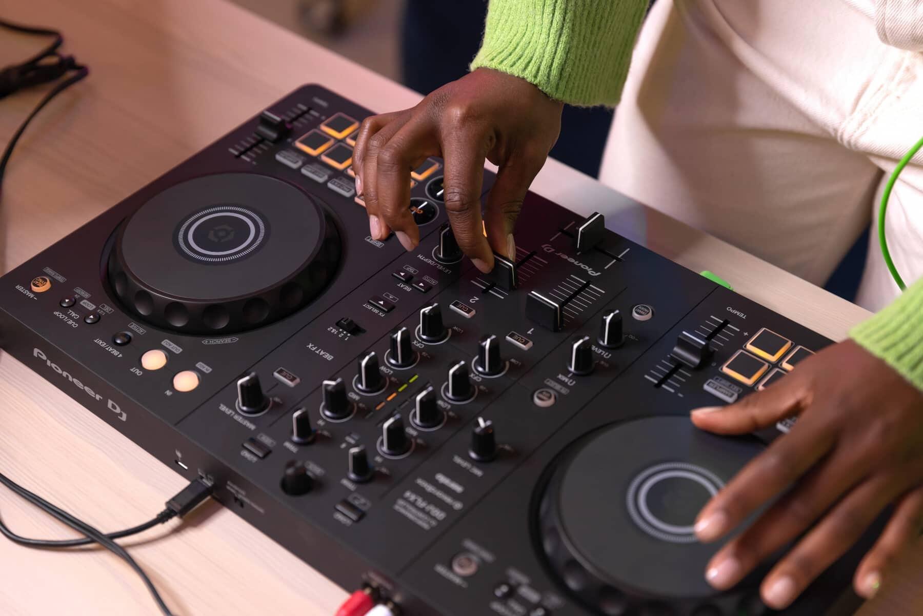 Pioneer DJ DDJ-FLX4 Entry-level DJ controller