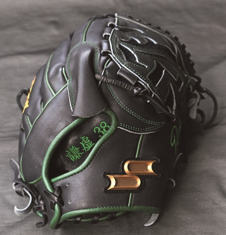 広島・栗林良吏 エスエスケイのグラブ 恩師から受け継ぎつないでいく