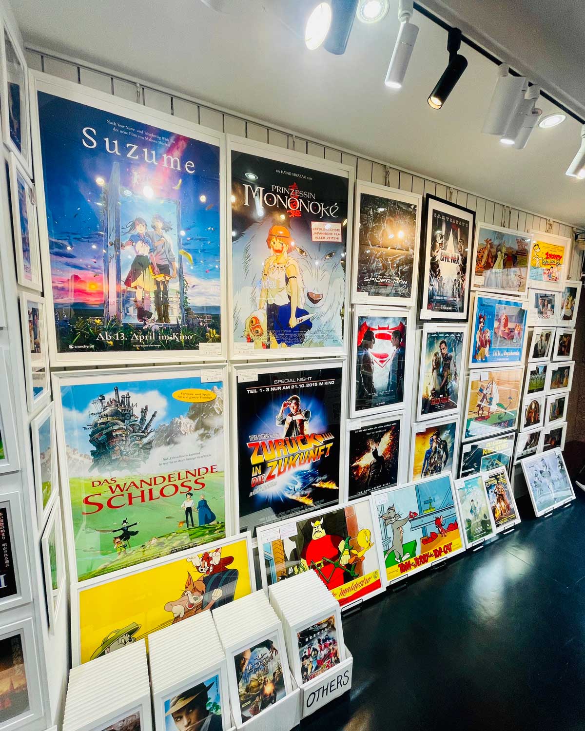 え、すごい!!」「これヤバくね!!」が聞こえる海外版ポスターショップっ