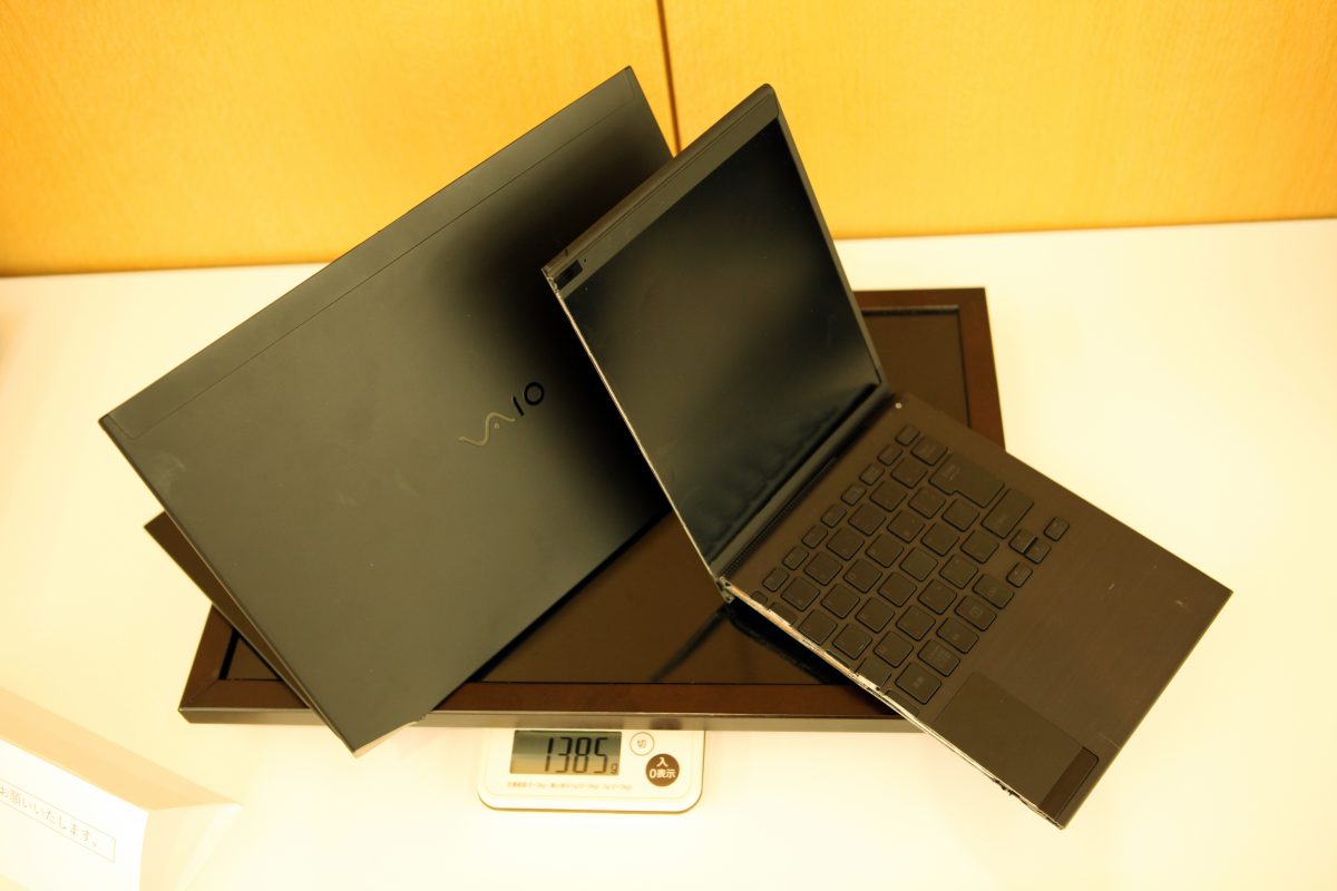 世界初！ 超軽量の立体成型『フルカーボンボディ』を採用した『VAIO Z