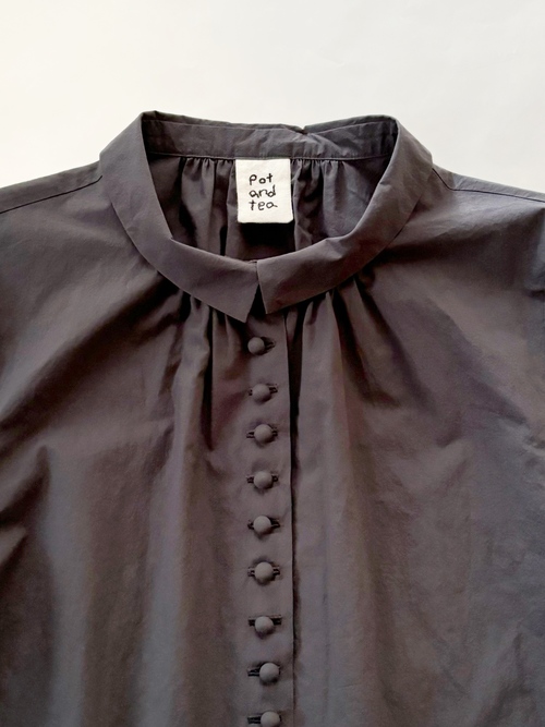 pot and tea | 新品番：釦たくさん襟付きブラウス・濃グレー