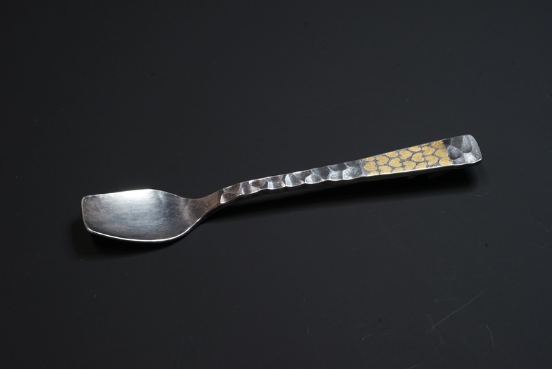 田中貴金属グループ銀のオリジナルスプーンを製作する親子ワーク