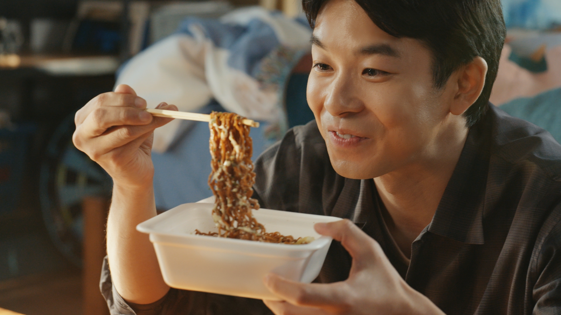 明星 一平ちゃん夜店の焼そば｣ 新TV-CM 『ツーンとくる男 篇』 2025年7