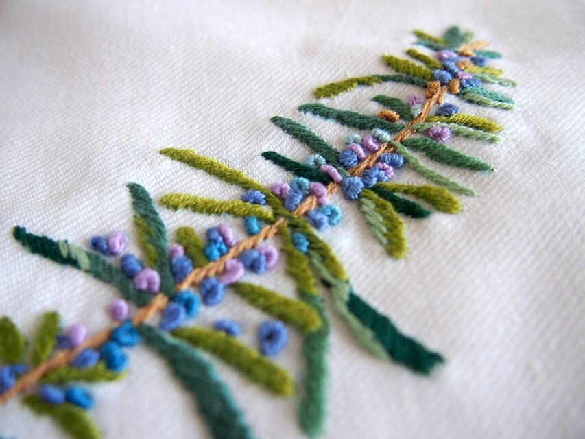 ハーブ（ローズマリー）を刺繍したリネンのマルチクロス | iichi 日々