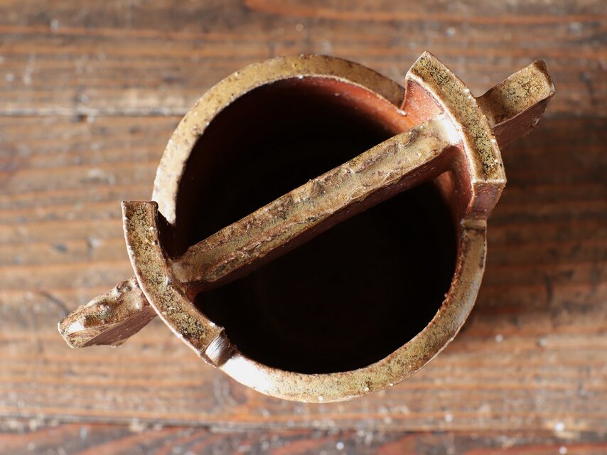 備前焼 手桶花入 h3-048 | iichi 日々の暮らしを心地よくする