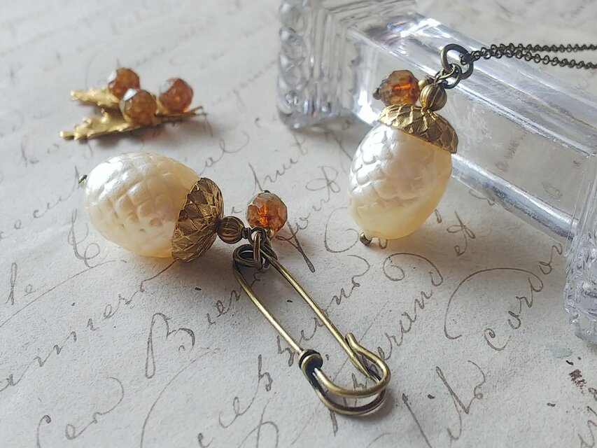 ヴィンテージ White-Pearlizedどんぐり/Brown ネックレス & ピン