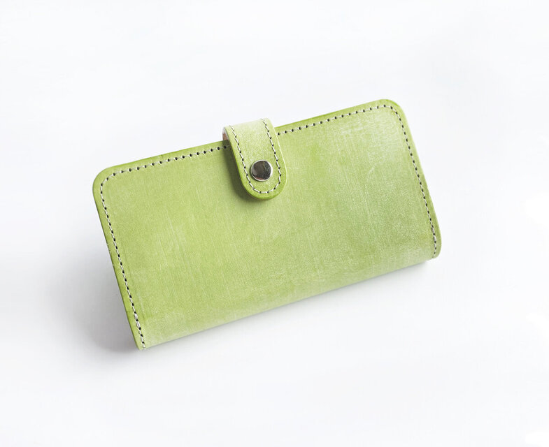 ライムグリーンの iPhoneケース (手帳タイプ) イタリアンレザーMAINE