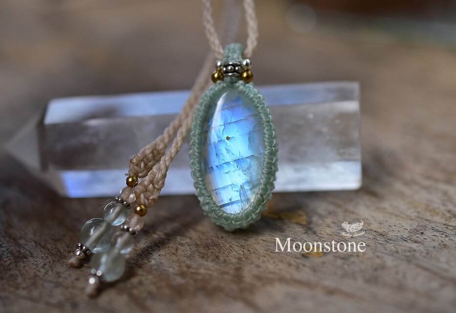 雪の宝石☆レインボームーンストーン マクラメネックレス852 | iichi