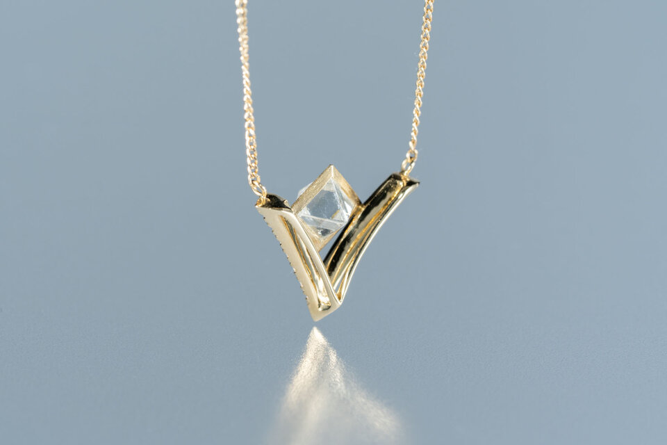 ソーヤブル ダイヤモンド原石V字ペンダント JE01286 | iichi 日々の