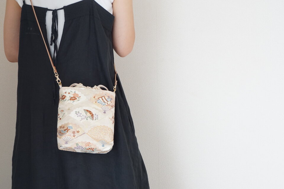 ゴールド・ベージュ 扇 草花 シルク帯 リメイク ショルダーバッグ