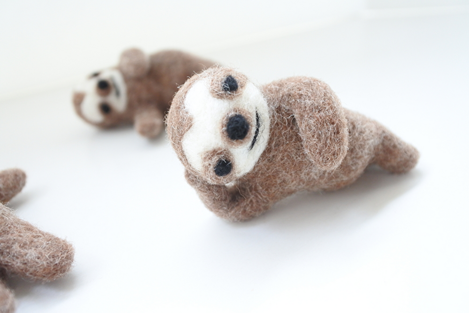 なまけもののナマケモノ（横寝2） | iichi 日々の暮らしを心地よく