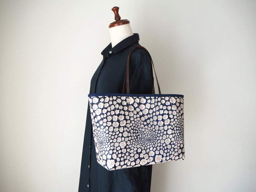 ◇1点限り◇リバティ 夏色ラミネートパッチワーク横長バッグ ブルー系