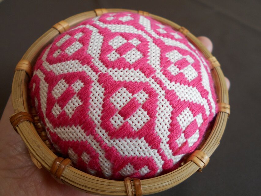 こぎん刺しのかご針山∴ピンク | iichi 日々の暮らしを心地よくする