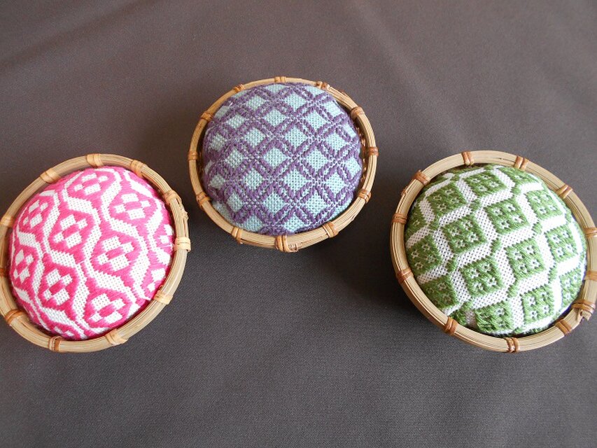 こぎん刺しのかご針山∴ピンク | iichi 日々の暮らしを心地よくする