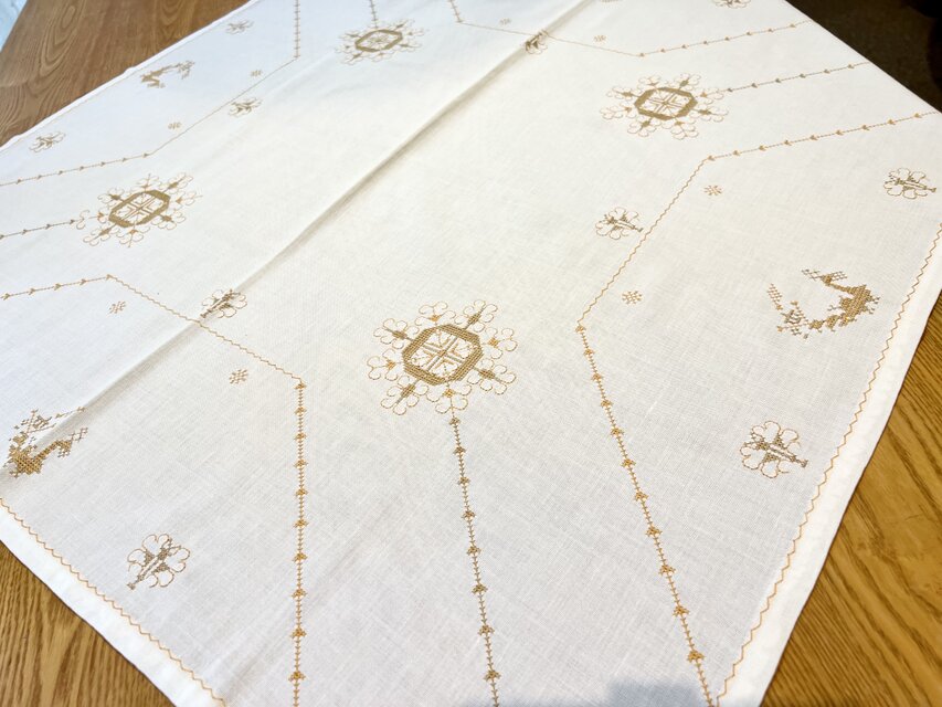 刺繍テーブルクロス | iichi 日々の暮らしを心地よくするハンドメイド