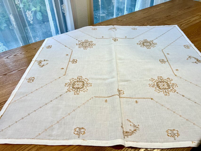 刺繍テーブルクロス | iichi 日々の暮らしを心地よくするハンドメイド