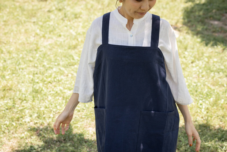 ネイビー】かぶるだけワイドエプロン 肩掛け ノーアイロン バック
