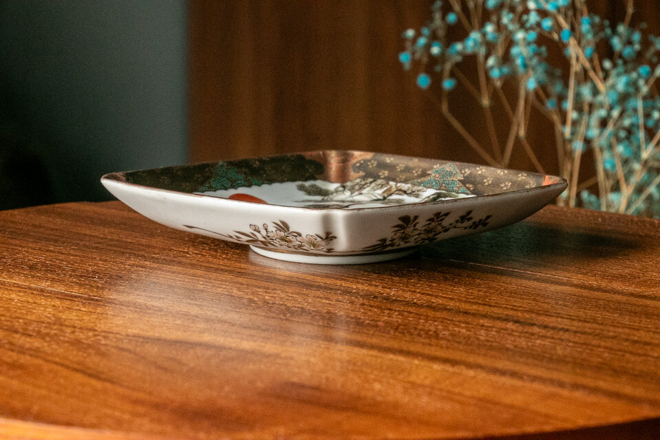 九谷焼 金襴手 鶴亀松文 菱形皿 明治時代 D509 | iichi 日々の暮らしを