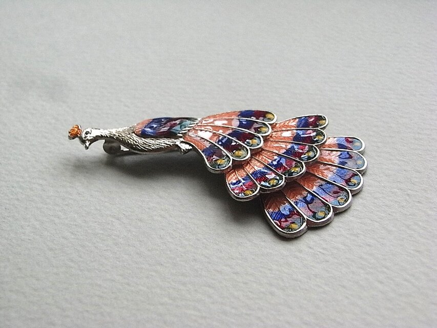 七宝の孔雀のブローチ | iichi 日々の暮らしを心地よくする