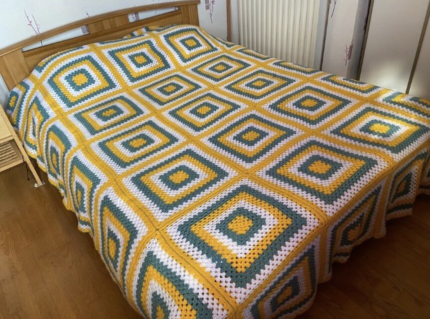 グラニーモチーフ手編みベッドカバー | iichi 日々の暮らしを心地よく