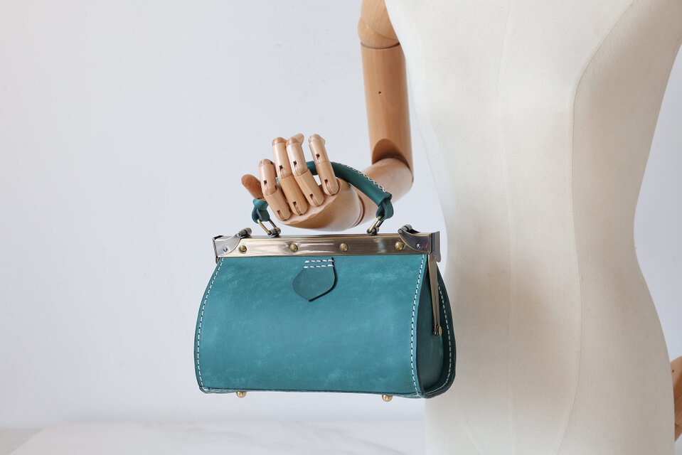 がま口バッグ 本革手作りのレザーショルダーバッグ 総手縫い 手持ち