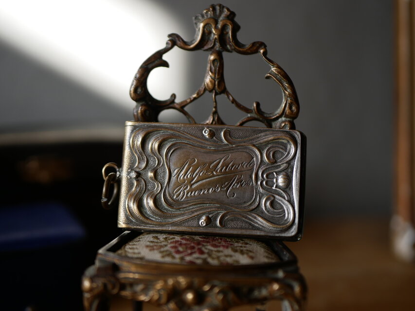 カルネドバルの形をしたコンパクトミラー ミラー シャトレーン