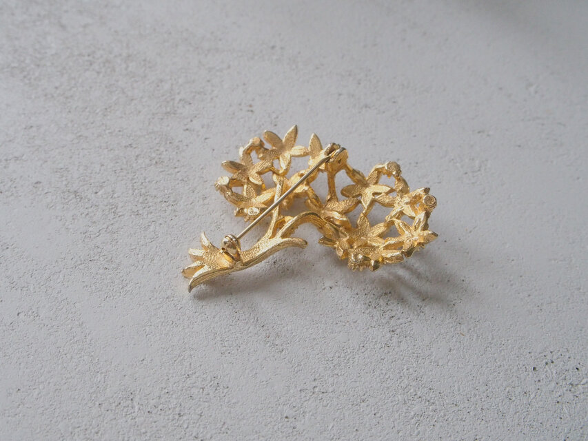 華やかなお花のゴールドトーンブローチ | iichi 日々の暮らしを