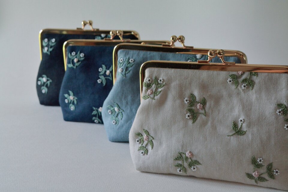 受注制作】【エクリュ】ビーズ 刺繍 小花 がま口 ポーチ | iichi 日々