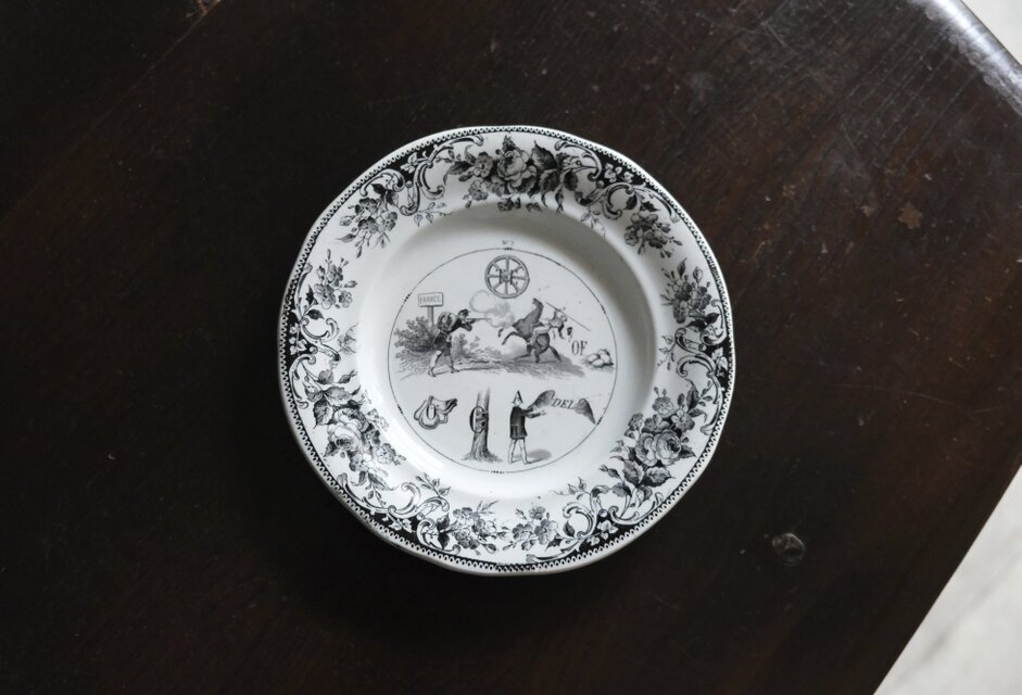 クレイユモントロー なぞなぞ グリザイユ 平皿 フランス アンティーク