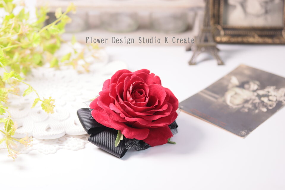 リボンとチュールの赤い薔薇のヘアクリップ 発表会 ダンス 髪飾り 赤い