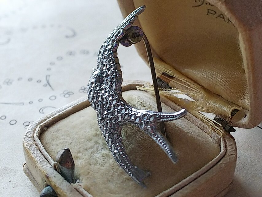 ヴィンテージ マーカサイトのように美しい ツバメのブローチ | iichi