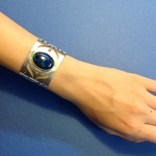 大きなトルコ石の透かしのバングル | iichi 日々の暮らしを心地よく