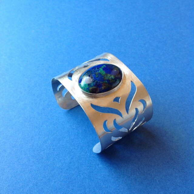 大きなトルコ石の透かしのバングル | iichi 日々の暮らしを心地よく