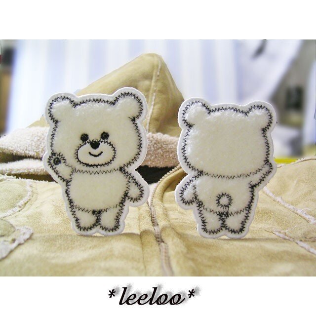 手を振るくまさん前後右手☆もこもこワッペン☆白2枚 | iichi 日々の