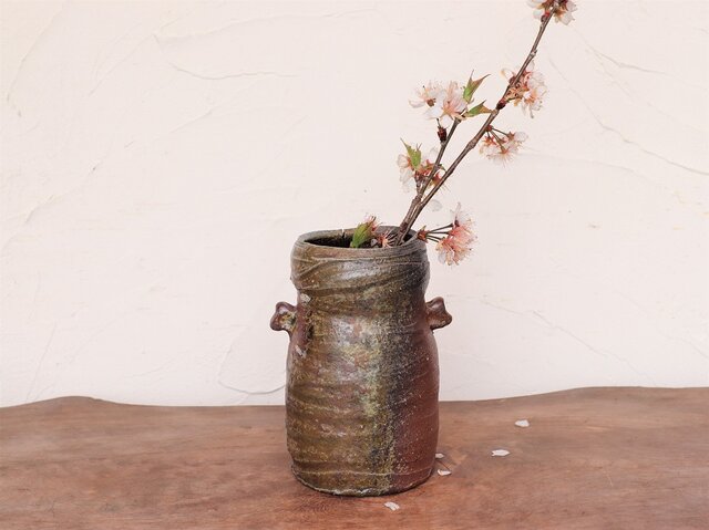 備前焼 耳付き花入れ h1-016 | iichi 日々の暮らしを心地よくする