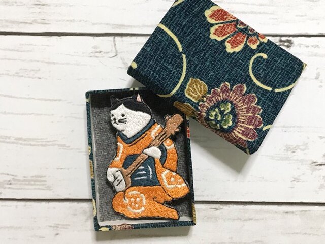 手刺繍浮世絵ブローチ＊歌川国芳「朧月 猫のさうし」の三味線猫