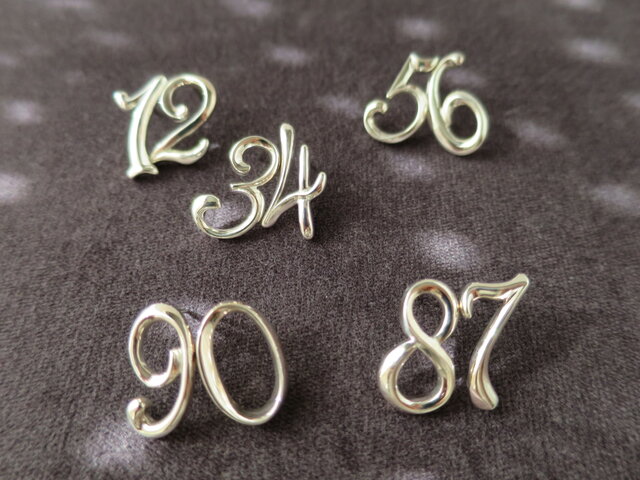 SV 数字のピンブローチ | iichi 日々の暮らしを心地よくする