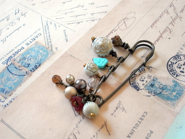 ブローチ ベージュのフラワーアクリルビーズ 秋冬 アンティーク