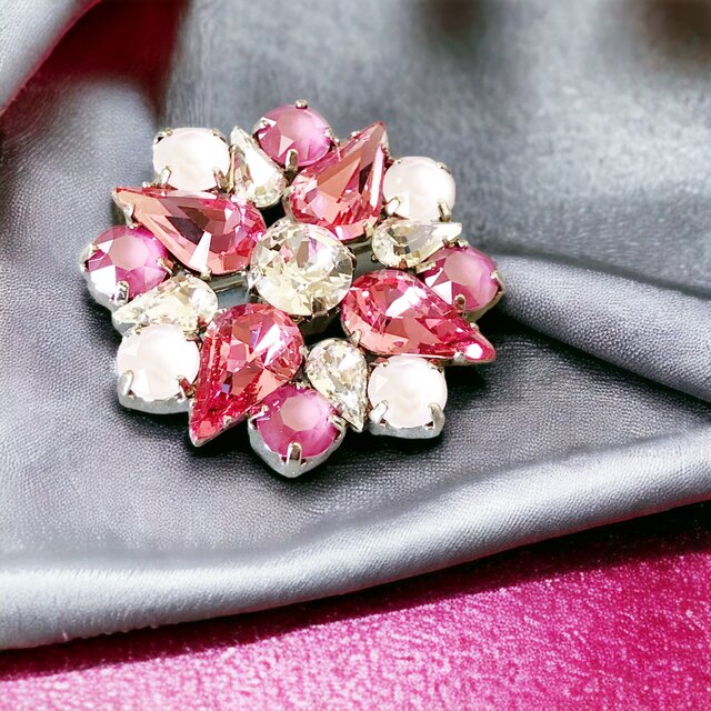 フラワービジューブローチ～サクラローズ | iichi 日々の暮らしを