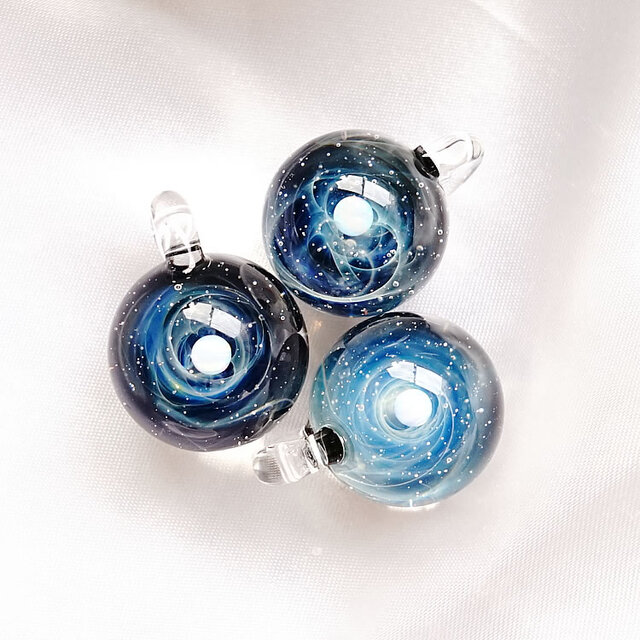 神秘的な世界。ホワイトオパール入り 幾何学な模様 宇宙 ガラス