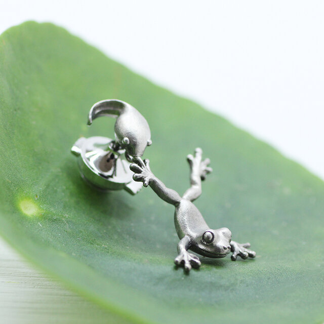 カエルの子はカエルのシルバーブローチ（ピンバッジ） | iichi 日々の