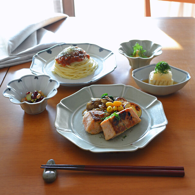 染付牡丹 八方七寸皿 | iichi 日々の暮らしを心地よくするハンドメイド