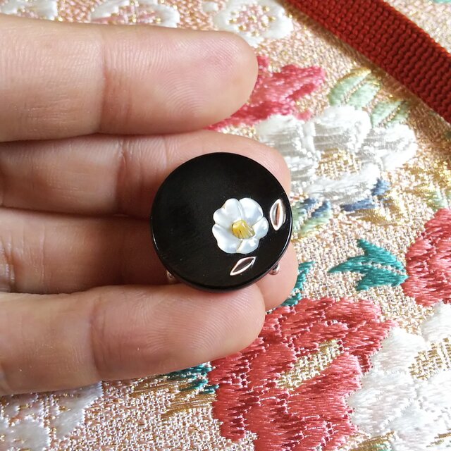 椿螺鈿彫嵌拭き漆帯留 三分紐用 | iichi 日々の暮らしを心地よくする