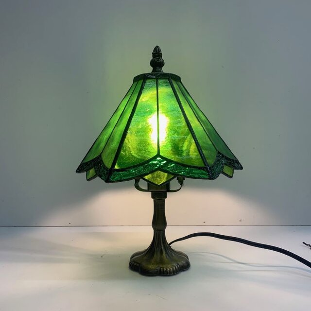 緑のステンドグラスランプ」照明・グリーンのランプ | iichi 日々の