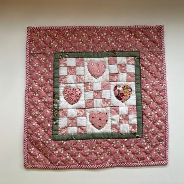 ハートとナインパッチのミニタペストリー(ピンク) | iichi 日々の