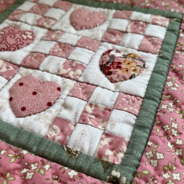 ハートとナインパッチのミニタペストリー(ピンク) | iichi 日々の