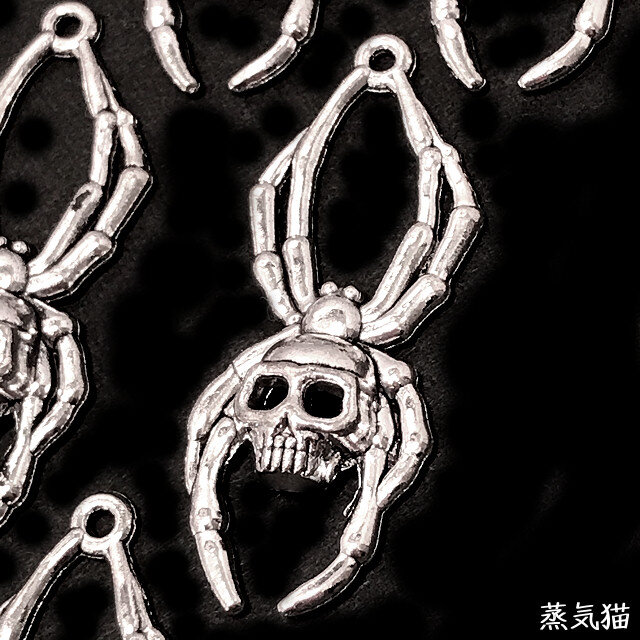人面クモ骸骨チャーム 銀古美 5個【蜘蛛 ハロウィンパーツ