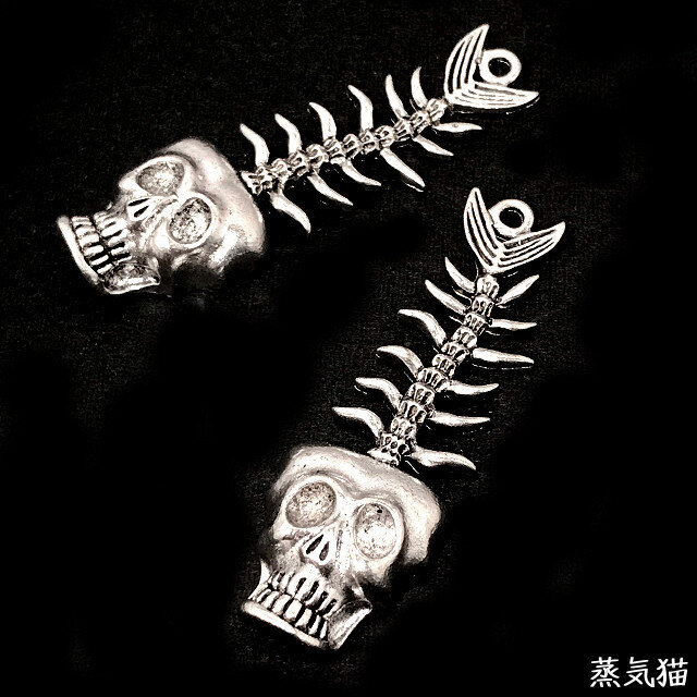 大きめ】人面魚の骸骨チャーム60mm 銀古美 1個【骸骨 ハロウィンパーツ