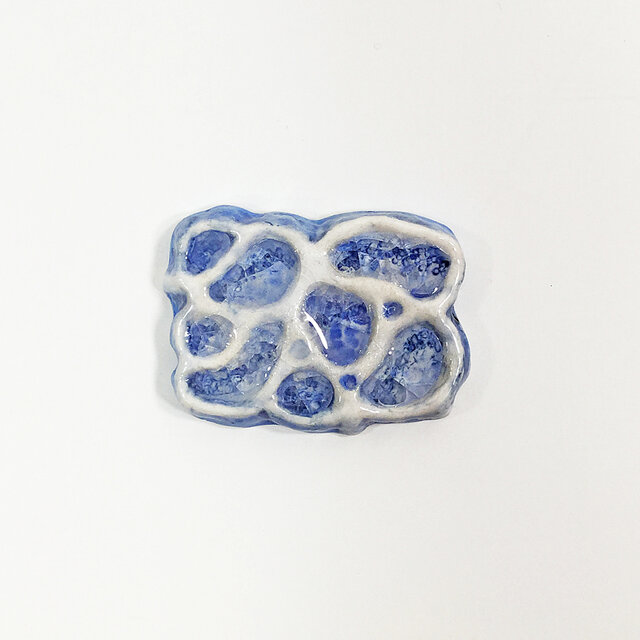 夏の波紋の陶器ブローチ | iichi 日々の暮らしを心地よくする